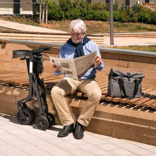 Andador plegado con asiento y bolsa extraible