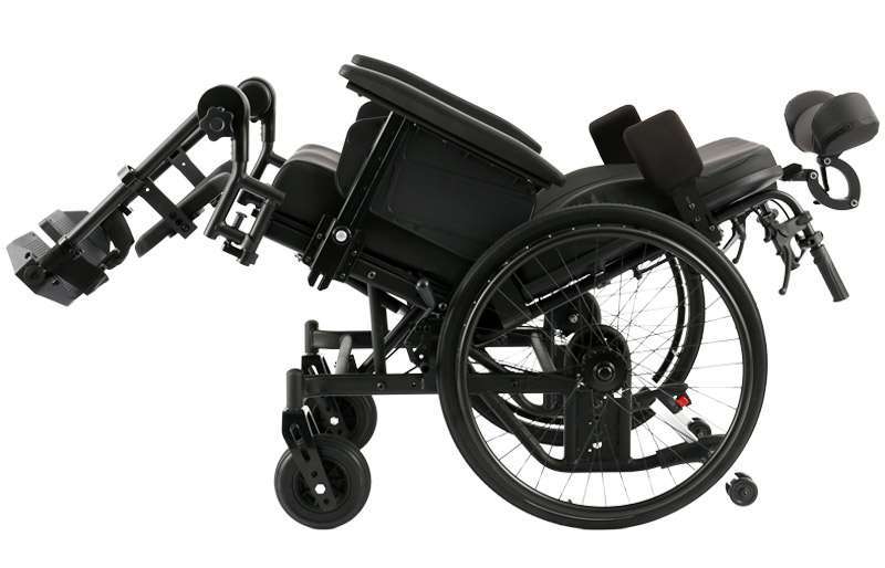 Silla de ruedas basculante Serena con respaldo reclinado y reposapiés elevables