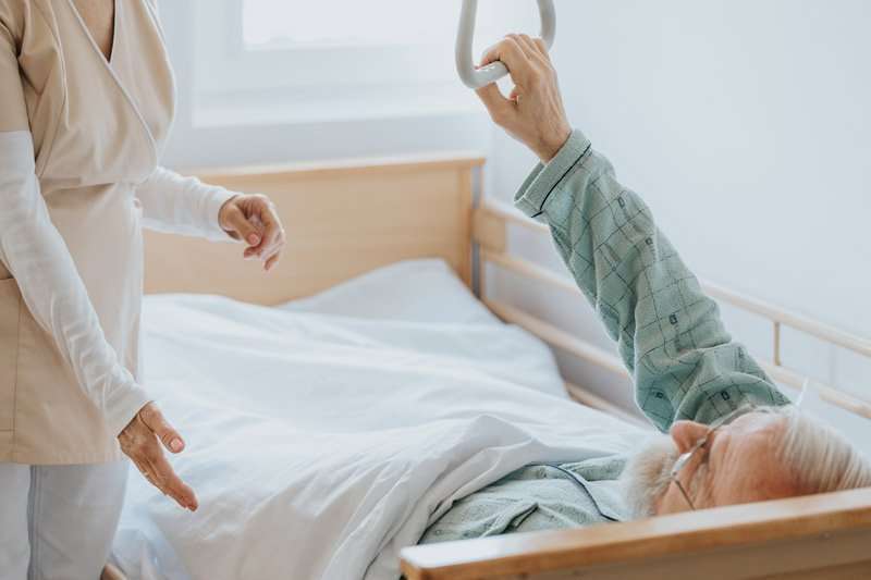 Cómo Levantar a una Persona Mayor de la Cama