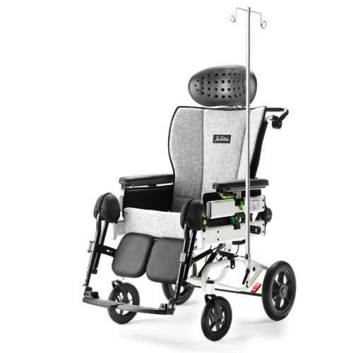 Silla de ruedas basculante Juditta equipada con porta sueros