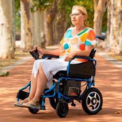 Mujer en Silla de Ruedas Eléctrica
