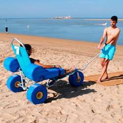 Silla de Ruedas en la Playa con usuario y cuidador