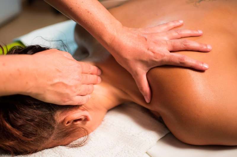 Cómo relajar las cervicales y el cuello: ejercicios y posturas en casa