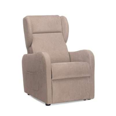 Sillón elevador Agave tapizado en color arena con reposabrazos estrechos
