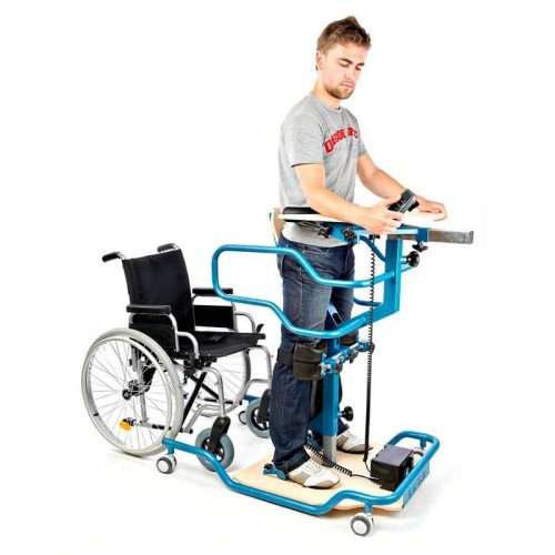 Usuario completamente erguido usando el Bipedestador Eléctrico con Mesa