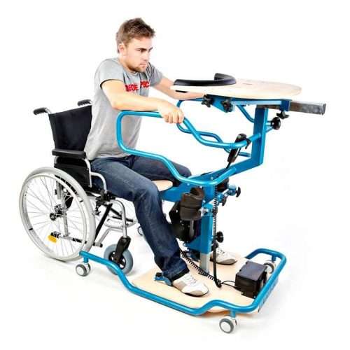 Usuario en silla de ruedas frente al Bipedestador Eléctrico con Mesa