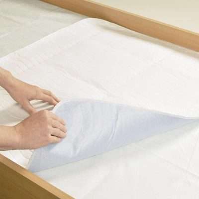 Empapador lavable super absorvente protegiendo un colchón