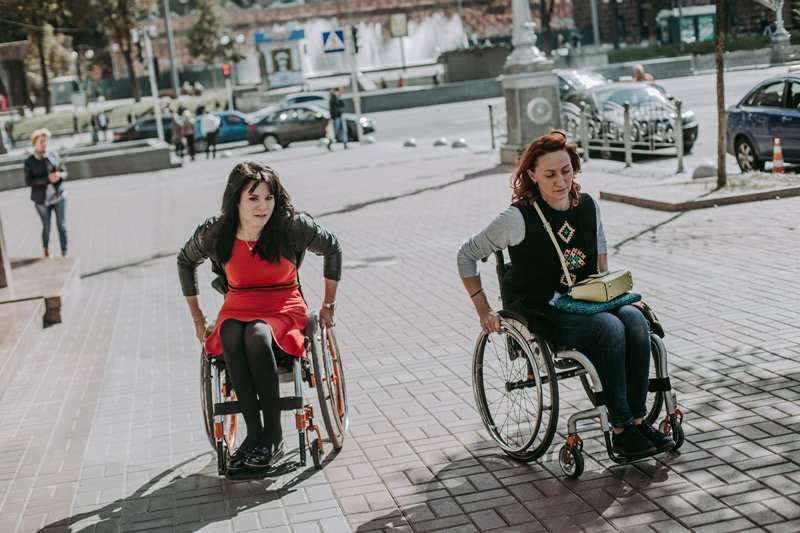 Personas en silla de ruedas danto un paseo