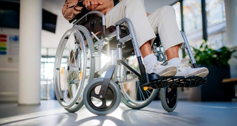 silla de ruedas con discapacitado en primer plano