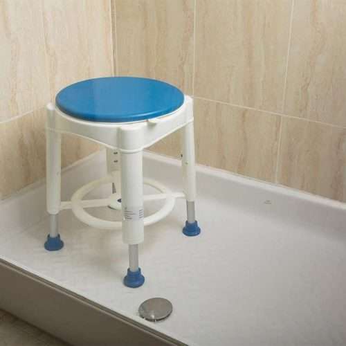 Taburete con asiento giratorio en Bañera