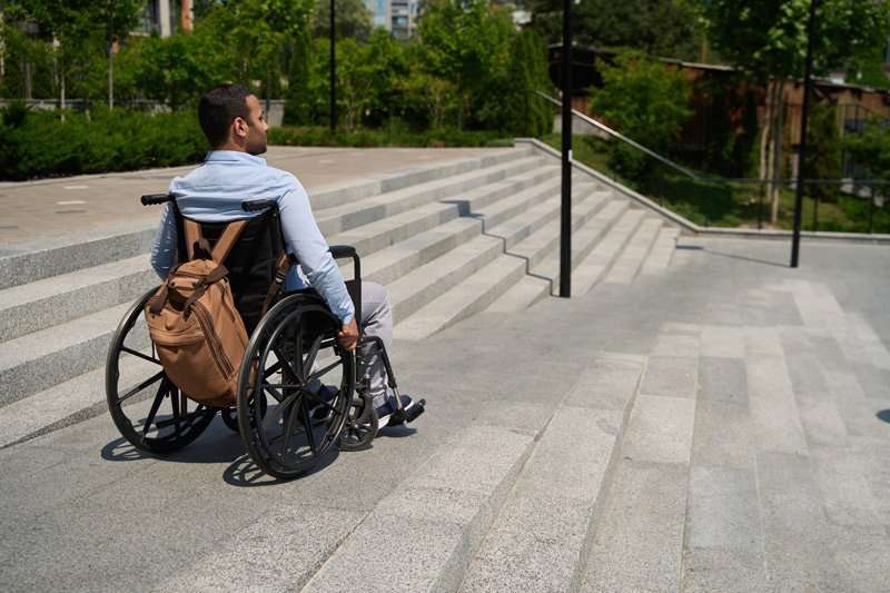Usuario en Silla de Ruedas tratando de bajar escaleras