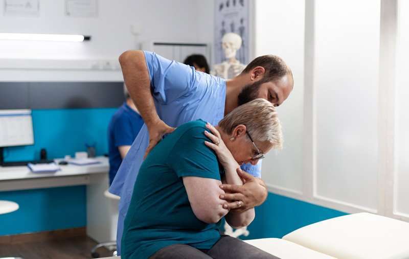 Mujer recibiendo tratamiento para el dolor en el coxis