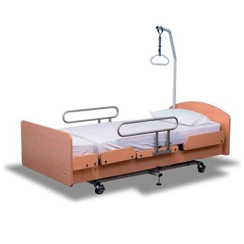 cama Rota-Pro Bario en posición plana con barandillas elevadas y trapecio