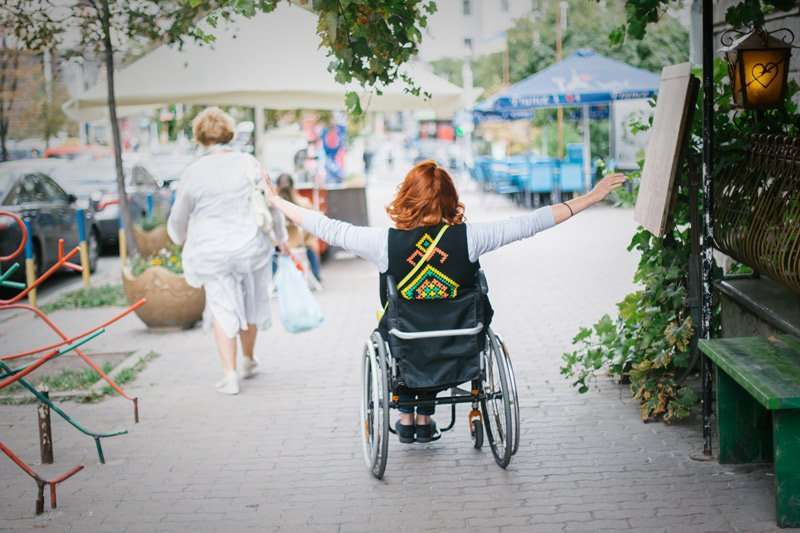Mujer en Silla de Ruedas dando un paseo
