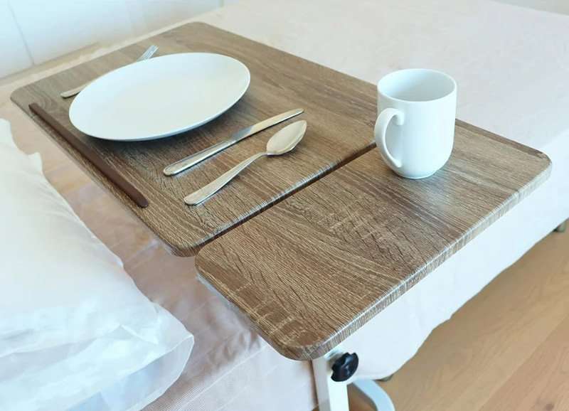 detalle del tablero de la mesa auxiliar con ruedas para comer en cama