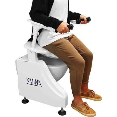 Persona usando elevador WC eléctrico con sistema de inclinación