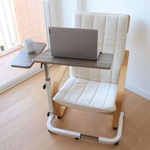 mesa auxiliar ajustable con ruedas junto a sillón