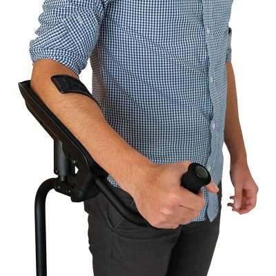 Muleta con apoyo de antebrazo derecho en uso por un usuario