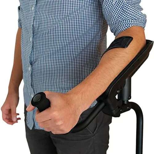Muleta con apoyo de antebrazo izquierdo colocada en el brazo de un usuario