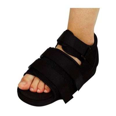Pie con zapato postquirúrgico con suela rebajada y descarga en antepié