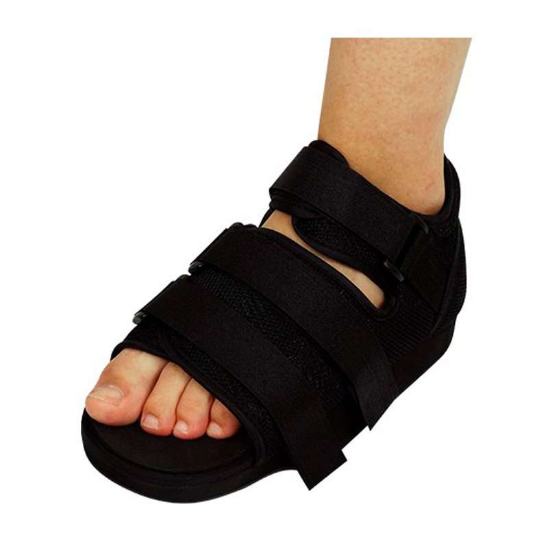 Pie con zapato postquirúrgico con suela rebajada y descarga en antepié