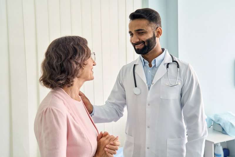 Doctora hablando con una mujer mayor durante una consulta