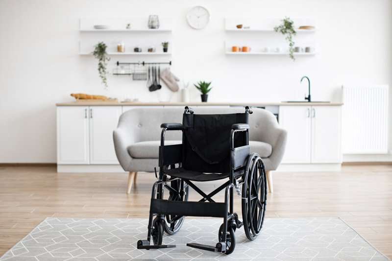 Silla de ruedas estrecha en salón con espacio reducido