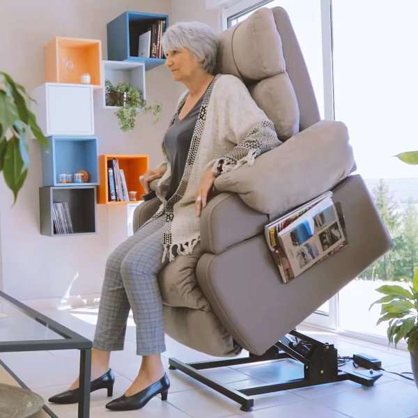 Sillón levantapersonas elevando a mujer mayor en casa