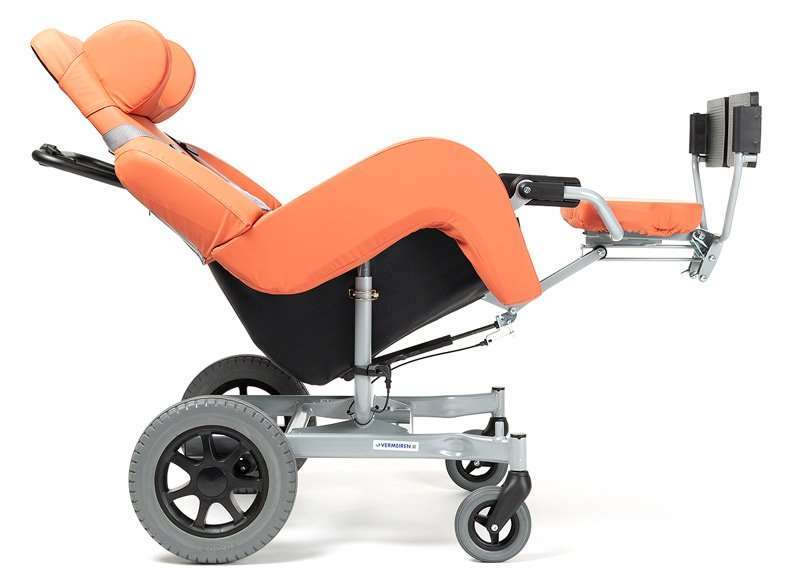 Sillón geriátrico con ruedas y reclinación total para personas dependientes