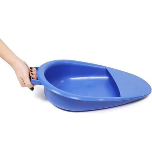 Cuña para orinar azul siendo sujetada por el asa