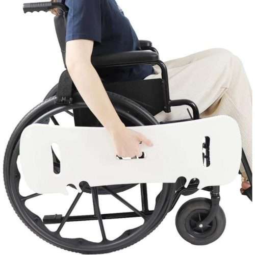 Hombre transportando la tabla de transferencia Kmina en silla de ruedas