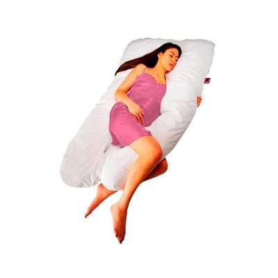 Mujer embarazada usando almohada de lactancia y embarazo