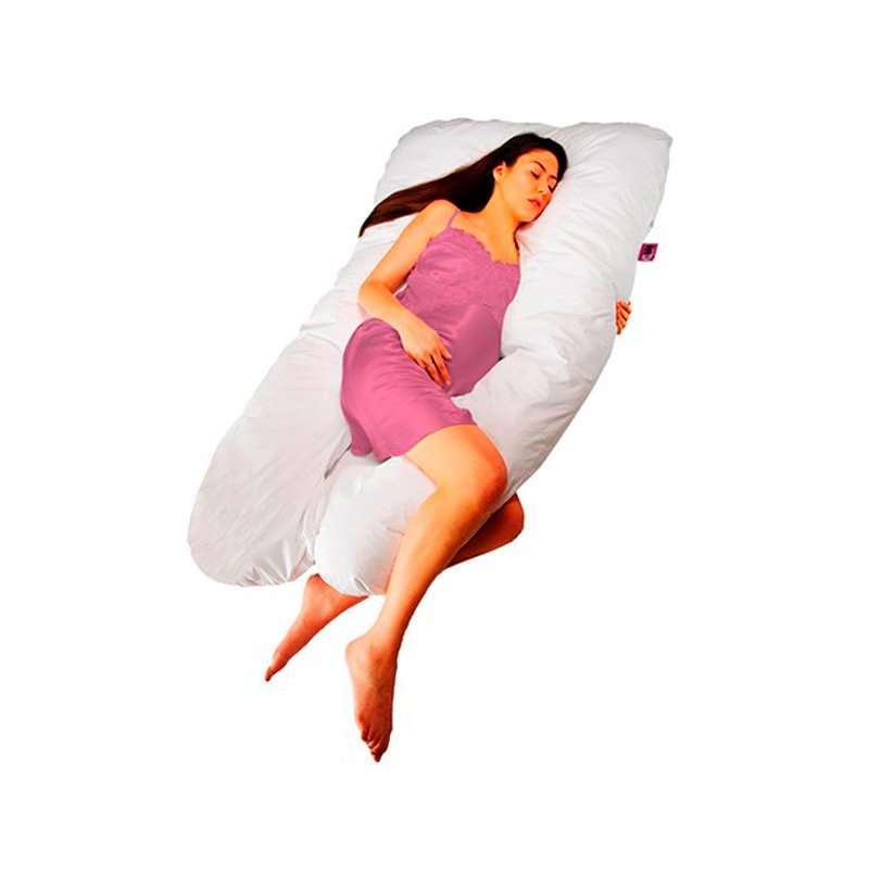 Mujer embarazada usando almohada de lactancia y embarazo