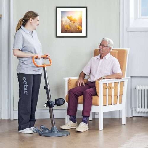 Cuidadora utilizando la ayuda de transferencia Turner con paciente