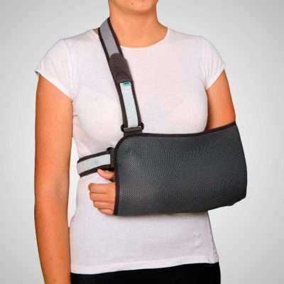 Mujer usando cabestrillo inmovilizador de hombro transpirable