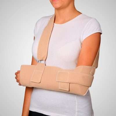 Mujer usando cabestrillo Sling para inmovilizar hombro y brazo