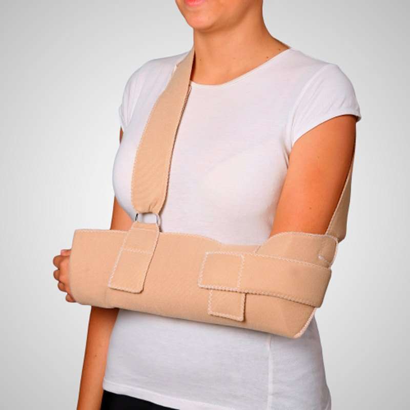 Mujer usando cabestrillo Sling para inmovilizar hombro y brazo