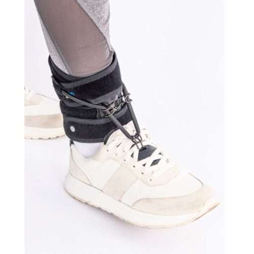 Soporte antiequino Lifter ajustado en la pierna con vista frontal