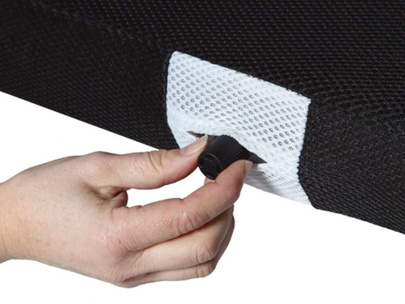Mano ajustando la válvula del cojín de flotación de aire AIR CUSHION