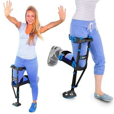 Mujer usando la muleta manos libres iWALK con la pierna lesionada elevada
