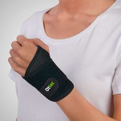 Persona con muñequera carpometacarpiana negra de termotejido Ottec en la muñeca