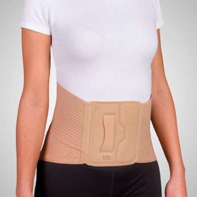 Mujer con faja lumbosacra Lumback Flex beige ajustada a la cintura