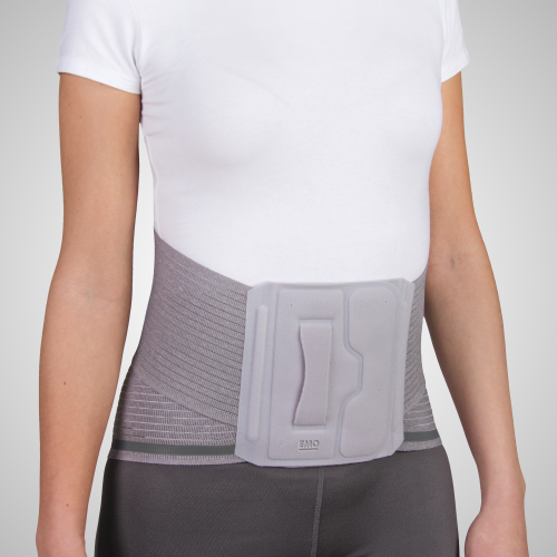 Faja lumbosacra Lumback Flex gris colocada en la zona lumbar