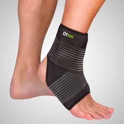 Persona con ortesis de tobillo ajustable negra Ottec con cinta elástica en vendaje en ocho
