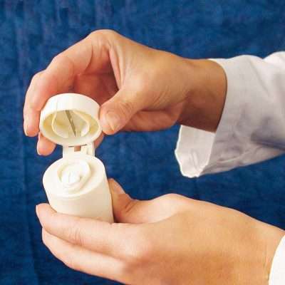 Pastillero partidor y triturador con compartimentos y vaso integrado