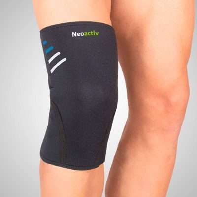 Rodillera cerrada Neoactiv de neopreno negro colocada en la rodilla