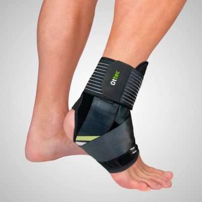 Persona con tobillera estabilizadora Ottec ajustada con cinchas inelásticas alrededor del tobillo