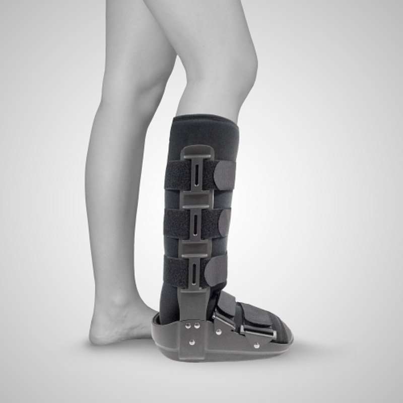 Pierna con walker fijo alto que inmoviliza tobillo y pie durante la marcha