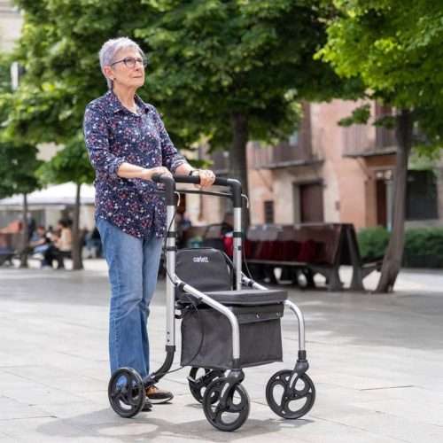 Persona paseando con el andador rollator Lett Go en entorno urbano