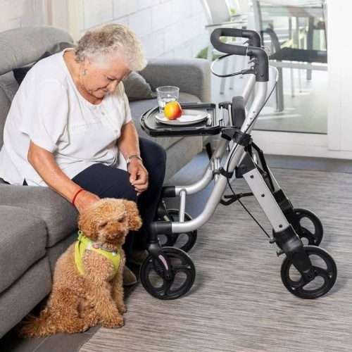 Andador rollator Lett Walk utilizado en interior con bandeja